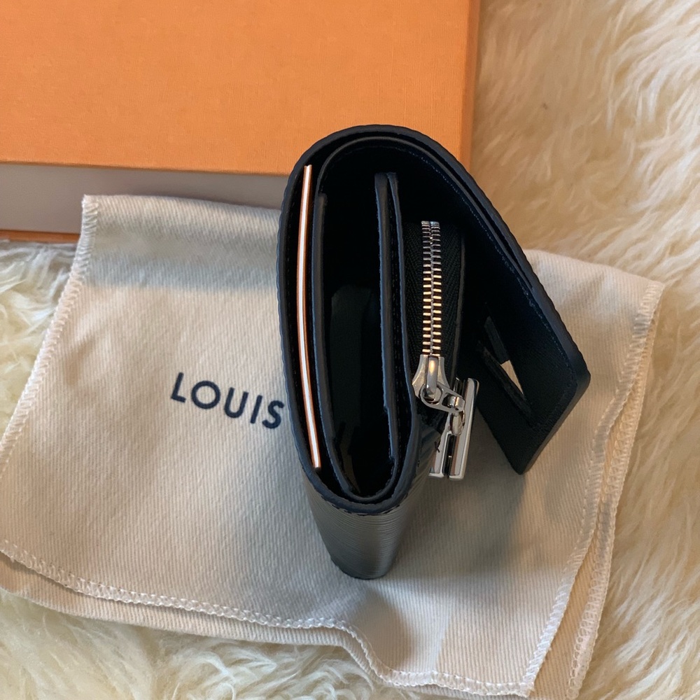 Not for sale*** Authentic Louis Vuitton compact - Picture 4 of 7